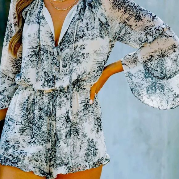 NWOT✨VICI EXCLUSIVE✨SHEER VINTAGE SPLIT BELL SLEEVE SHORTS ROMPER SZ. M - Picture 2 of 10